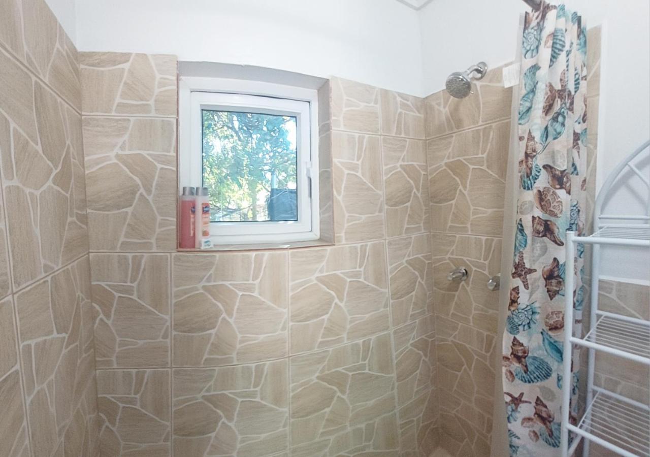 Budget & Basic In Local Neighborhood, 7Min Drive To Downtown Nassau Beach Paradise Apartment Exterior photo